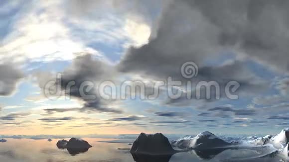 云层盘旋在湖面上视频的预览图