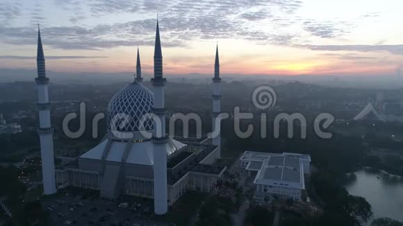 苏丹萨拉赫丁阿卜杜勒阿齐兹沙阿清真寺空中录像视频的预览图