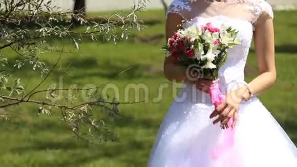 新娘手中的新娘花束视频的预览图
