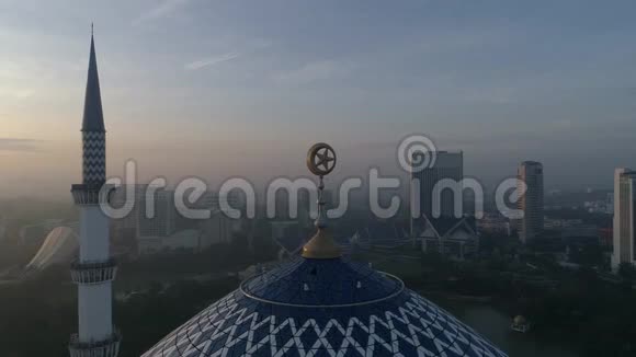 苏丹萨拉赫丁阿卜杜勒阿齐兹沙阿清真寺空中录像视频的预览图