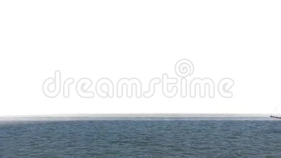 在白色隔离背景下带阿尔法面具的波涛汹涌的海面上航行视频的预览图