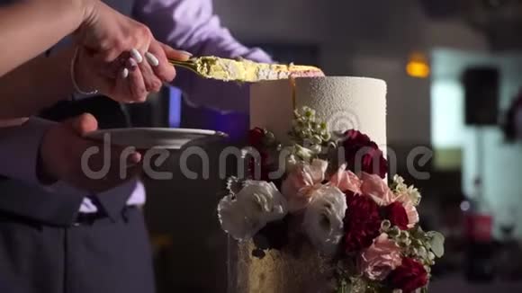 婚礼蛋糕切块视频的预览图