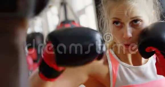 4k健身室训练女拳击手视频的预览图