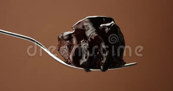 叉子上的巧克力蛋糕视频的预览图