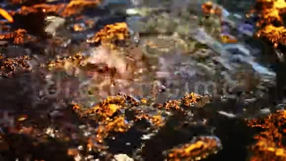 泉水和岩石视频的预览图