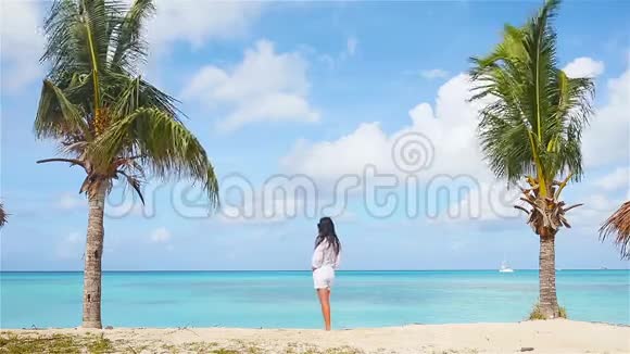 在热带海滨玩得很开心的年轻美女视频的预览图