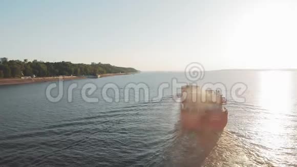 夏季河上的货运驳船视频的预览图