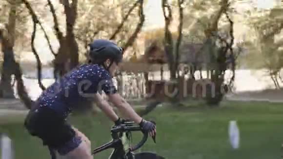 日落前在城市公园里给女自行车手配上一辆自行车自行车概念视频的预览图