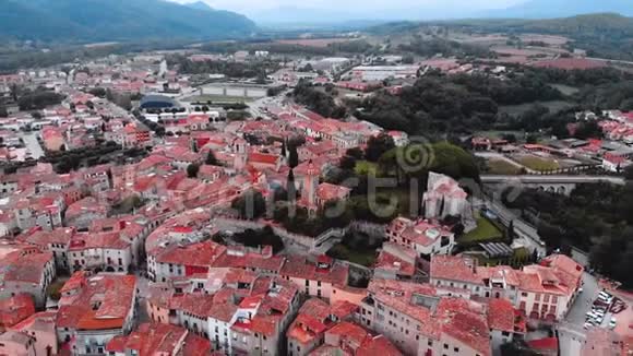 贝萨鲁是西班牙吉罗纳省的中世纪村庄视频的预览图