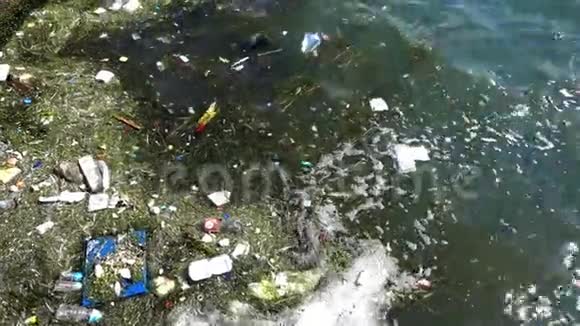 漂浮在水面上的垃圾和垃圾视频的预览图