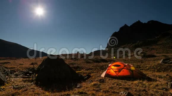 夜晚在帐篷上方移动星星视频的预览图