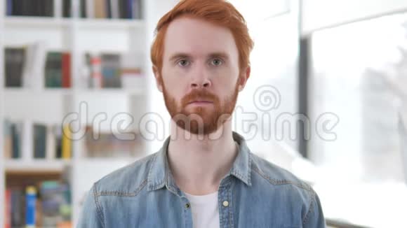 严肃的红发男子肖像视频的预览图