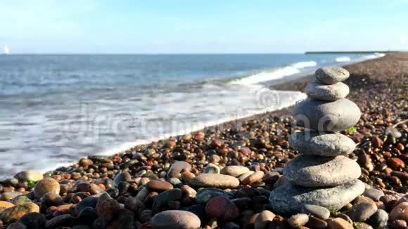 海滩上的禅石视频的预览图
