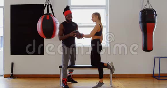 4k健身室训练女拳击手视频的预览图