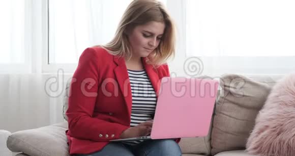 女商人在家里做笔记本电脑视频的预览图