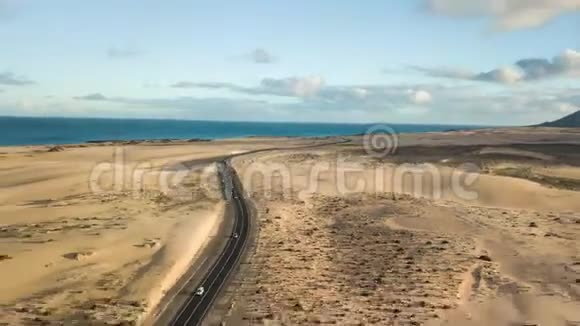 沙漠公路的鸟瞰图视频的预览图