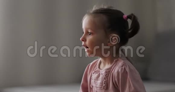 生日快乐的小女孩视频的预览图