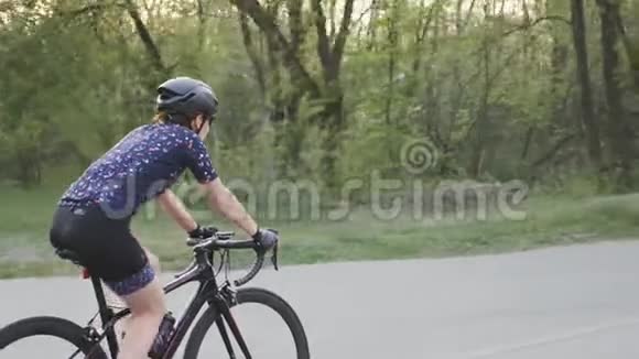 在公园里骑自行车阳光透过树木照耀电影自行车的概念慢动作视频的预览图