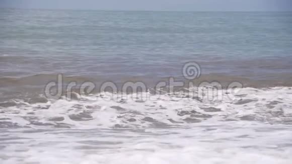 海上风暴波浪在卵石滩上滚动慢动作视频的预览图