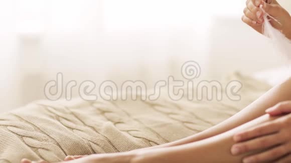 有羽毛的女人光着腿躺在床上视频的预览图