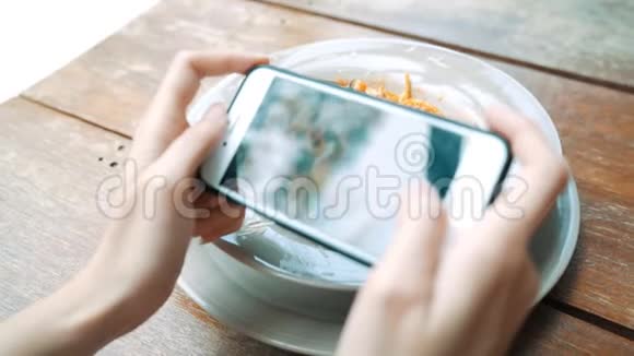 女博主用手机在餐厅拍照视频的预览图