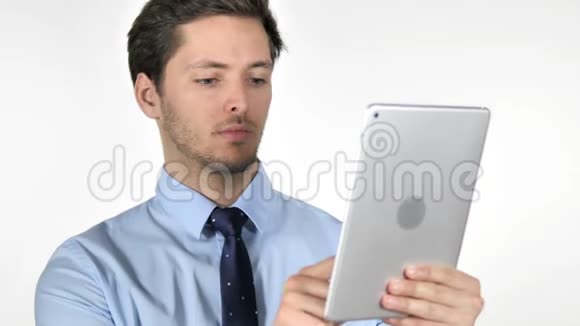 年轻商人使用白色背景的平板电脑视频的预览图