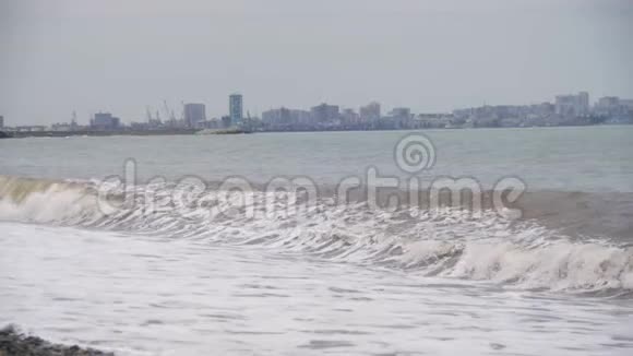 海上风暴波浪在卵石滩上滚动慢动作视频的预览图