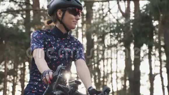 健康快乐的自行车手开始她的训练之旅单车概念视频的预览图