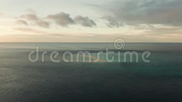 日落时的热带岛屿菲律宾Camiguin视频的预览图
