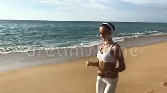 在海滩上慢跑的女孩视频的预览图