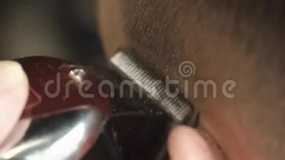 理发师在理发店里剃头发视频的预览图