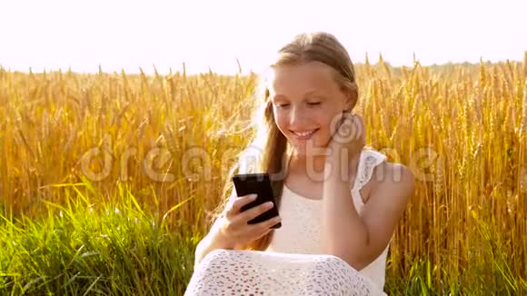 带智能手机的快乐少女视频的预览图