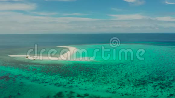 带沙滩的热带岛屿菲律宾Camiguin视频的预览图