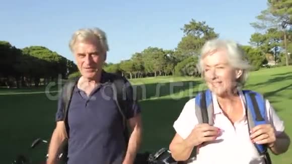 高级夫妇享受高尔夫游戏视频的预览图