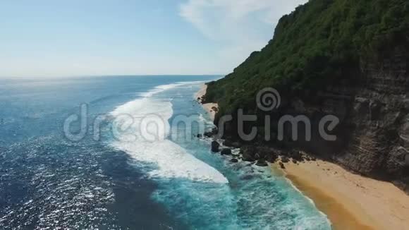 热带岛屿海岸线空中景象视频的预览图