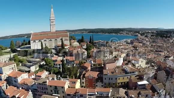 克罗地亚Rovinj老城和周围海域的鸟瞰图视频的预览图