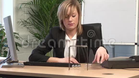 商务女性无聊在办公室视频的预览图