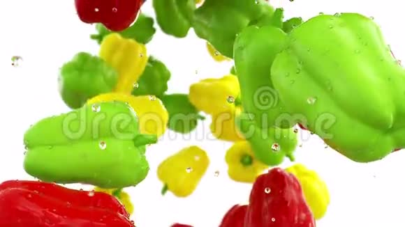 鲜色辣椒掉落食物概念慢动作与分离视频的预览图
