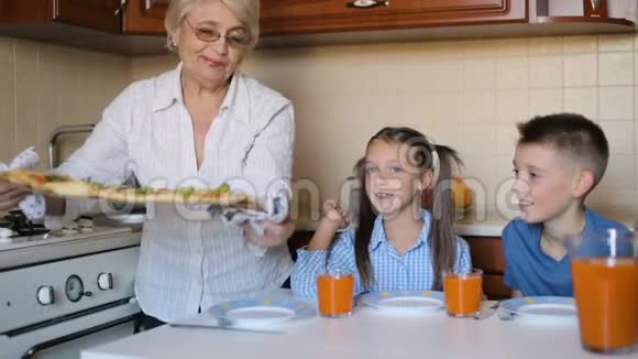 家庭和食物的概念视频的预览图