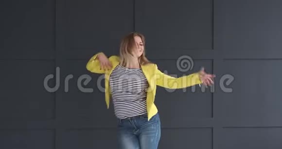 年轻女子跳舞嬉戏视频的预览图