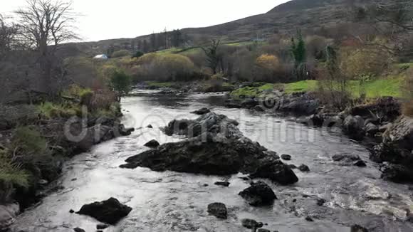 爱尔兰唐加尔县卡里克河峡谷和瀑布视频的预览图