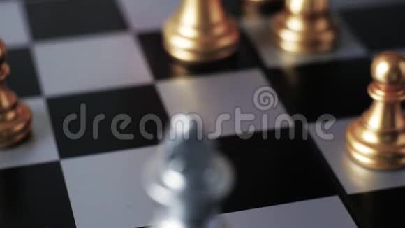 国际象棋片段的商业对抗视频的预览图