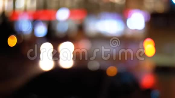 分散了夜间城市的交通灯视频的预览图