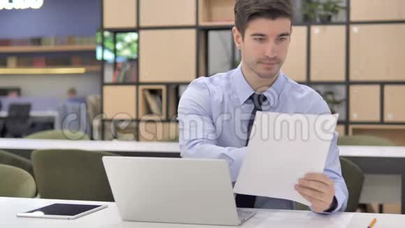 商务经理在办公室处理商务文件视频的预览图