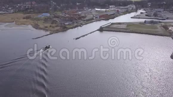 船进罗哈港拉托维亚乡村无人机顶景4KUHD视频视频的预览图