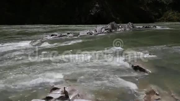 小溪和岩石视频的预览图