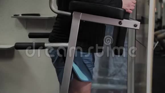 快乐的胖子在健身房做了错误的运动第一次在健身俱乐部视频的预览图