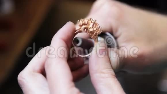 手工抛光黄金珠宝戒指珠宝商视频的预览图