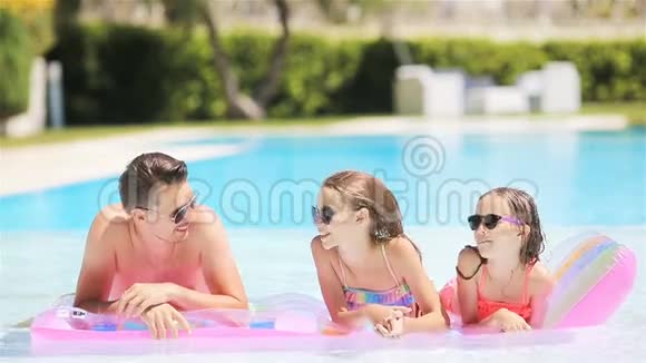 四人幸福的家庭在户外游泳池视频的预览图