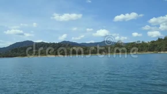 在苏拉特萨尼国家公园的Ratchaprapa大坝美丽的山湖和河流视频的预览图